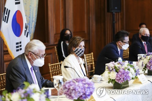  펠로시 미국 연방하원의회 의장이 20일 오후(현지시간) 워싱턴 국회의사당에서 열린 문재인 대통령과의 간담회에서 발언하고 있다. (사진=연합뉴스)