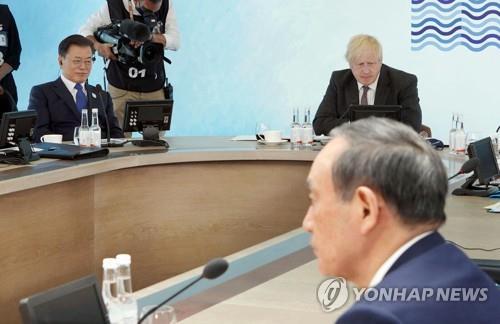 지난 13일 '기후변화 및 환경'을 주제로 열린 주요 7개국(G7) 콘월 정상회의 확대회의 3세션에 참석한 문재인 대통령, 보리스 존슨 영국 총리, 스가 요시히데 일본 총리(사진 앞쪽). (사진=연합뉴스 자료사진)