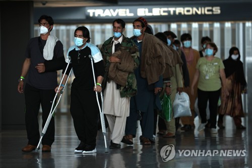 미국 버지니아 덜레스 국제공항에 도착한 아프가니스탄 난민. (사진=AFP/연합뉴스 )