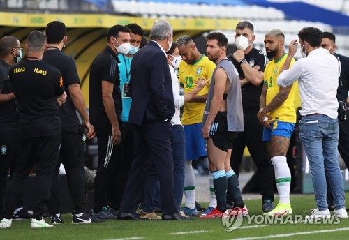 브라질-아르헨티나전 취소로 관계자들과 이야기를 나누는 리오넬 메시. (사진=로이터/연합뉴스)