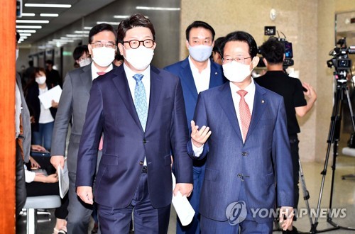 국민의힘 권성동 원내대표(왼쪽)와 류성걸 물가 및 민생안정 특별위원회 위원장이 16일 서울 여의도 국회에서 열린 물가 및 민생안정 특별위원회 제1차 회의에 참석하고 있다. (사진=연합뉴스)